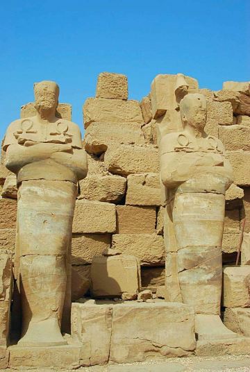 保存完整的巨大石像 卡纳克神庙