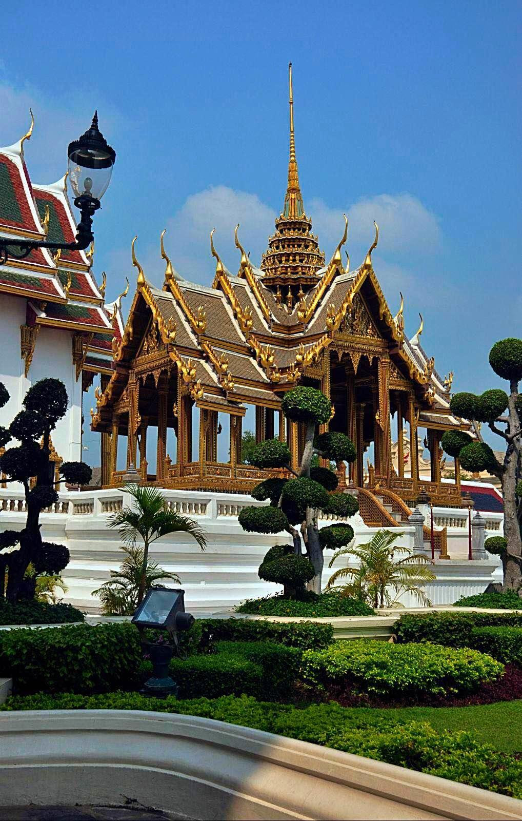 玉佛寺(wat phra kaew)是泰國最著名的佛寺,也是泰國三大國寶之一.