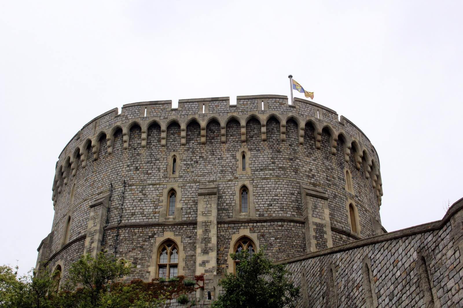 温莎城堡分为上中下三区.