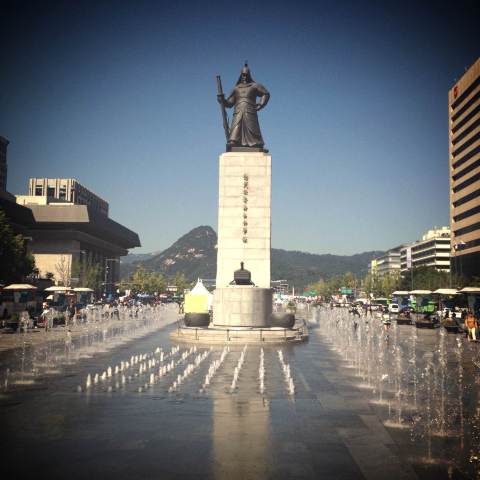 如果说天安门广场是北京的象征,那么光化门广场就是首尔的象征咯!