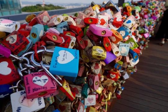首尔塔上的许愿锁