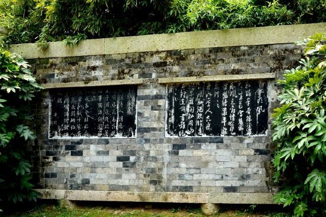 沈园分为古迹区,东苑和南苑三大部分,有孤鹤亭,半壁亭,双桂堂,八咏楼