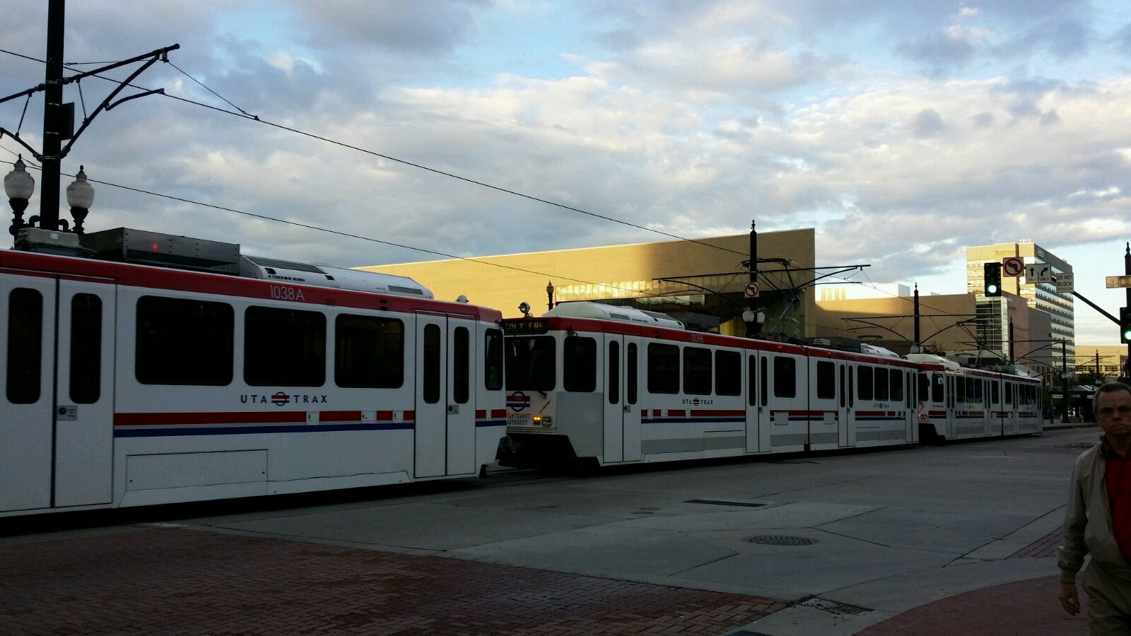 有轨电车隆隆驶过 盐湖城