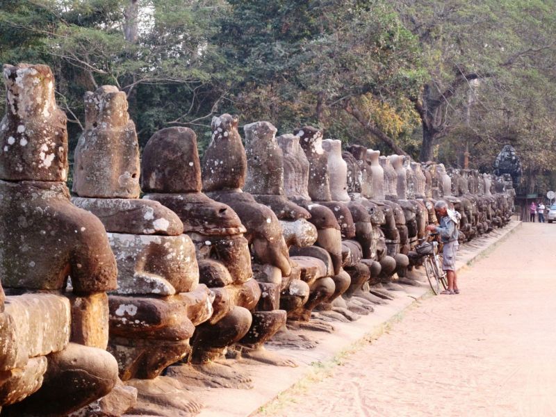 包括:巴戎寺,巴方寺,战象平台,空中宫殿,赖王平台,提琶南和十二宝塔等
