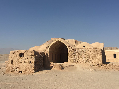 拜火教在伊朗也是历史渊源深厚的一支宗教,寂静之塔就是拜火教信徒