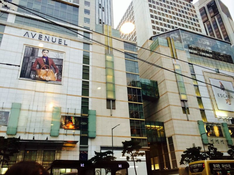 著名的乐天免税店,明洞,都是国人. 乐天百货店 总店