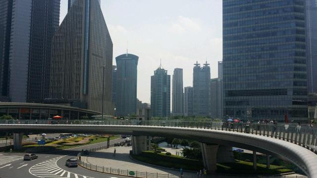 最爱陆家嘴环形天桥,于2013年落成,缓解人流的枢纽.