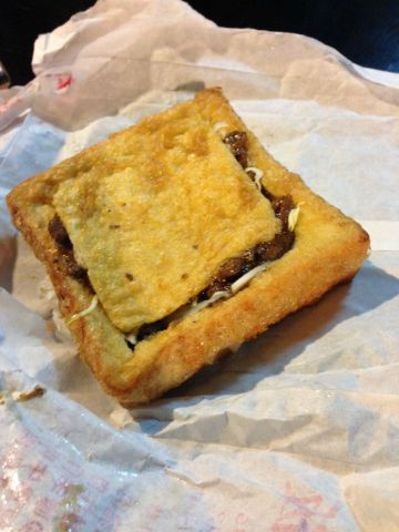 有名的棺材板,多种口味可选,连宫爆鸡丁,黑椒牛肉什么的都有 花莲自强