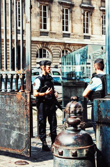 帅气满分的持枪警察 巴黎古监狱