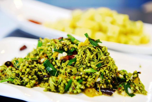 韭菜炒唐梨花一入口,味道有点重,涩涩的,不爽口. 大理古城