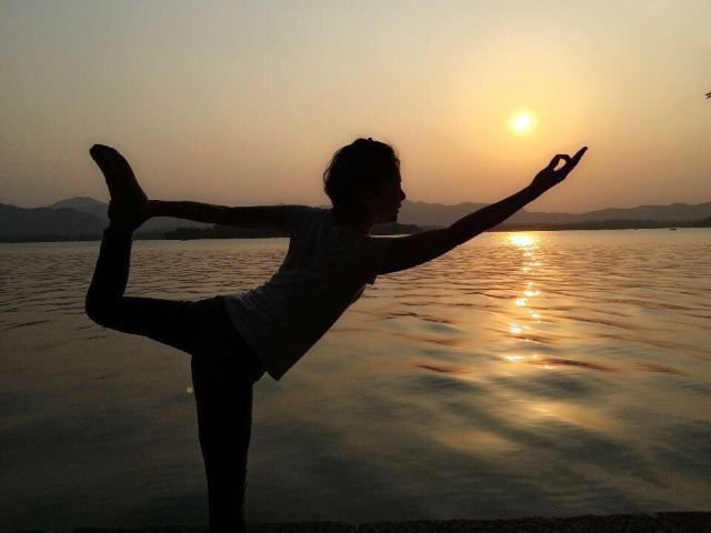 当夕阳遇上瑜伽美女