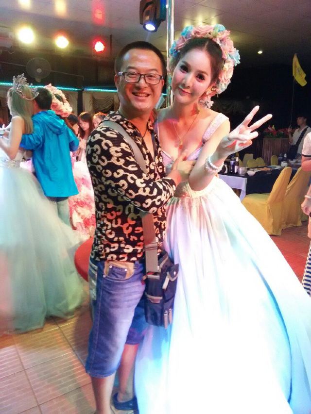 与美丽的东方公主号上的"人妖"合影