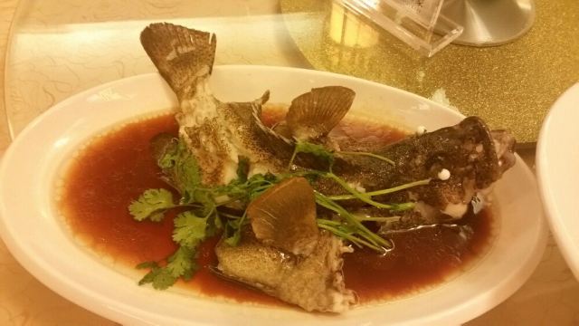 晚餐选择在酒店吃的贴石鱼,感觉这次海南之行知道了很多海鱼种类