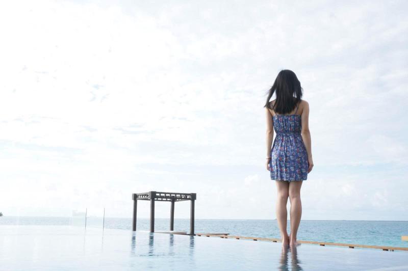 每天一张背影,站在泳池的边沿眺望远处的天远出的海远处的深蓝