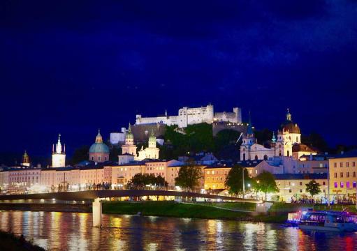 夜色下的城堡璀璨 霍亨萨尔茨堡