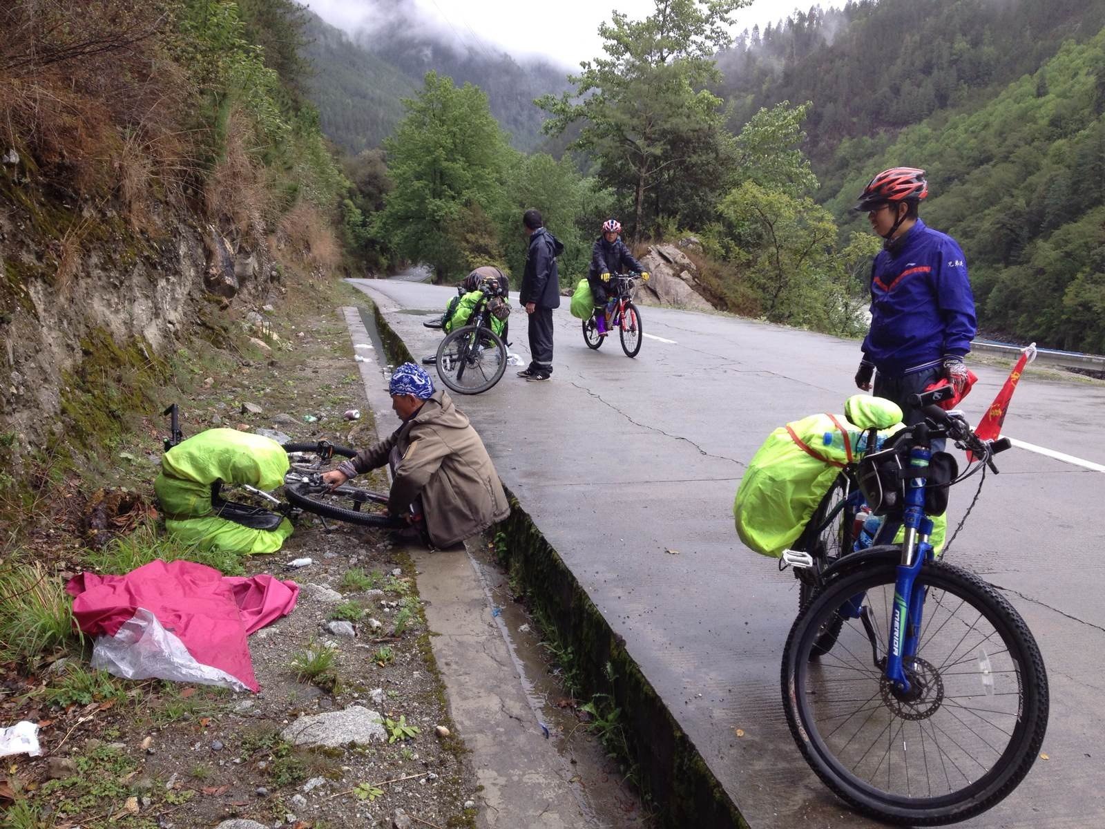 通过涉水路段后,骑友的车出了状况.