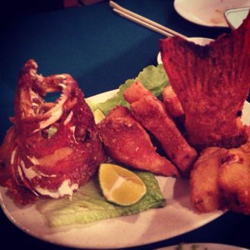 炸鱼(不知道叫什么鱼,红色的).很香很可口!