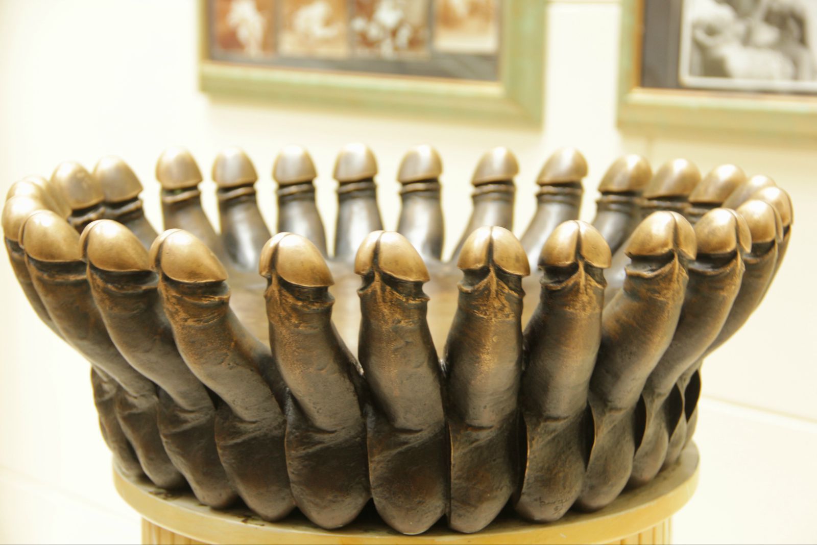 死板了,这里还有很多的live sex show,真的不能想象在"红磨坊"和casa