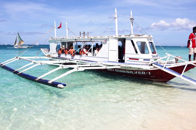 这就出海游的运输工具,螃蟹船,两边的爪子是用来平衡的 长滩出海游