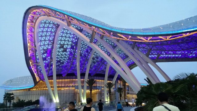 华灯初上的海棠湾免税店 三亚海棠湾免税店