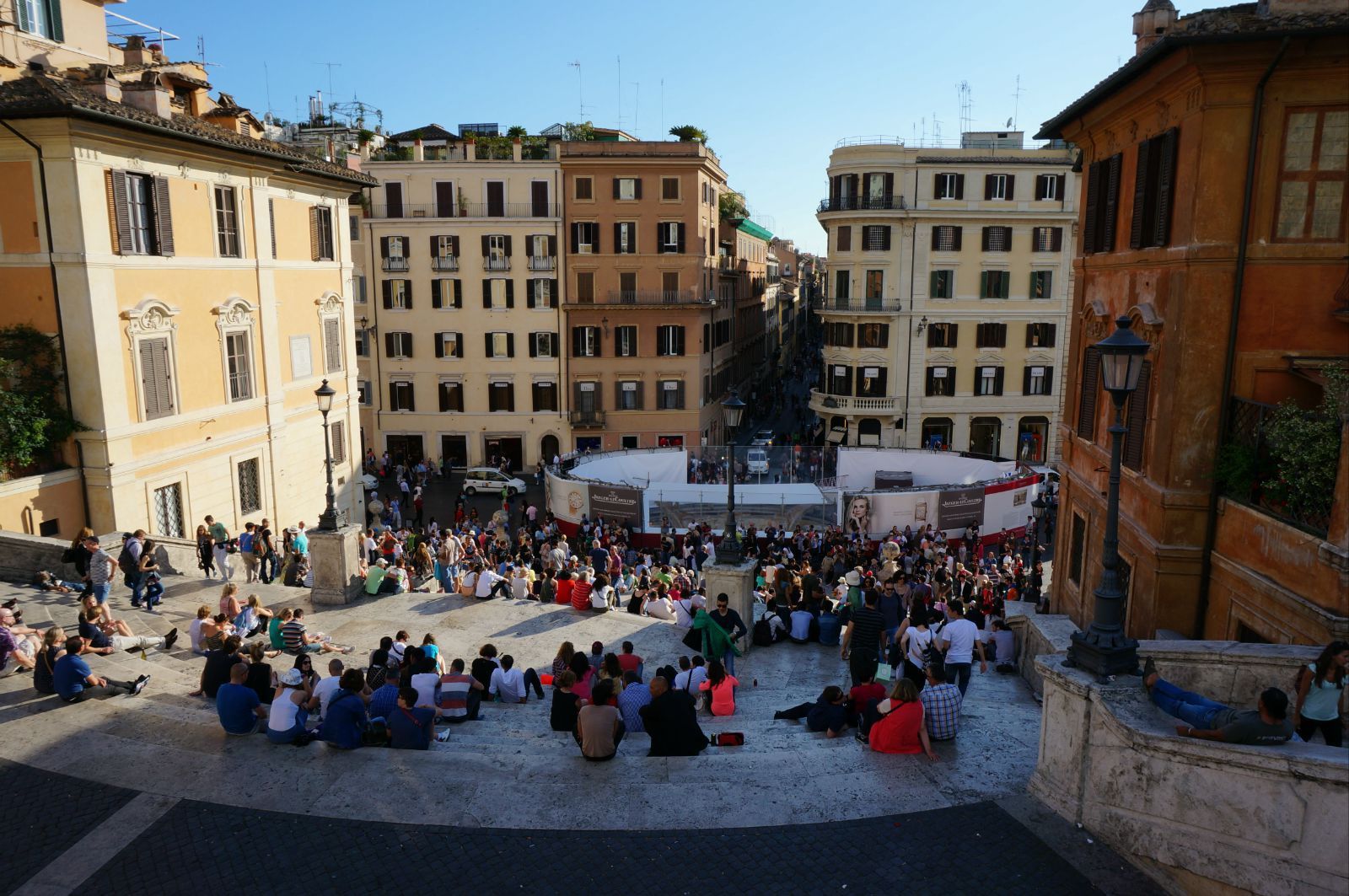 在台阶上俯瞰熙熙攘攘的人群.