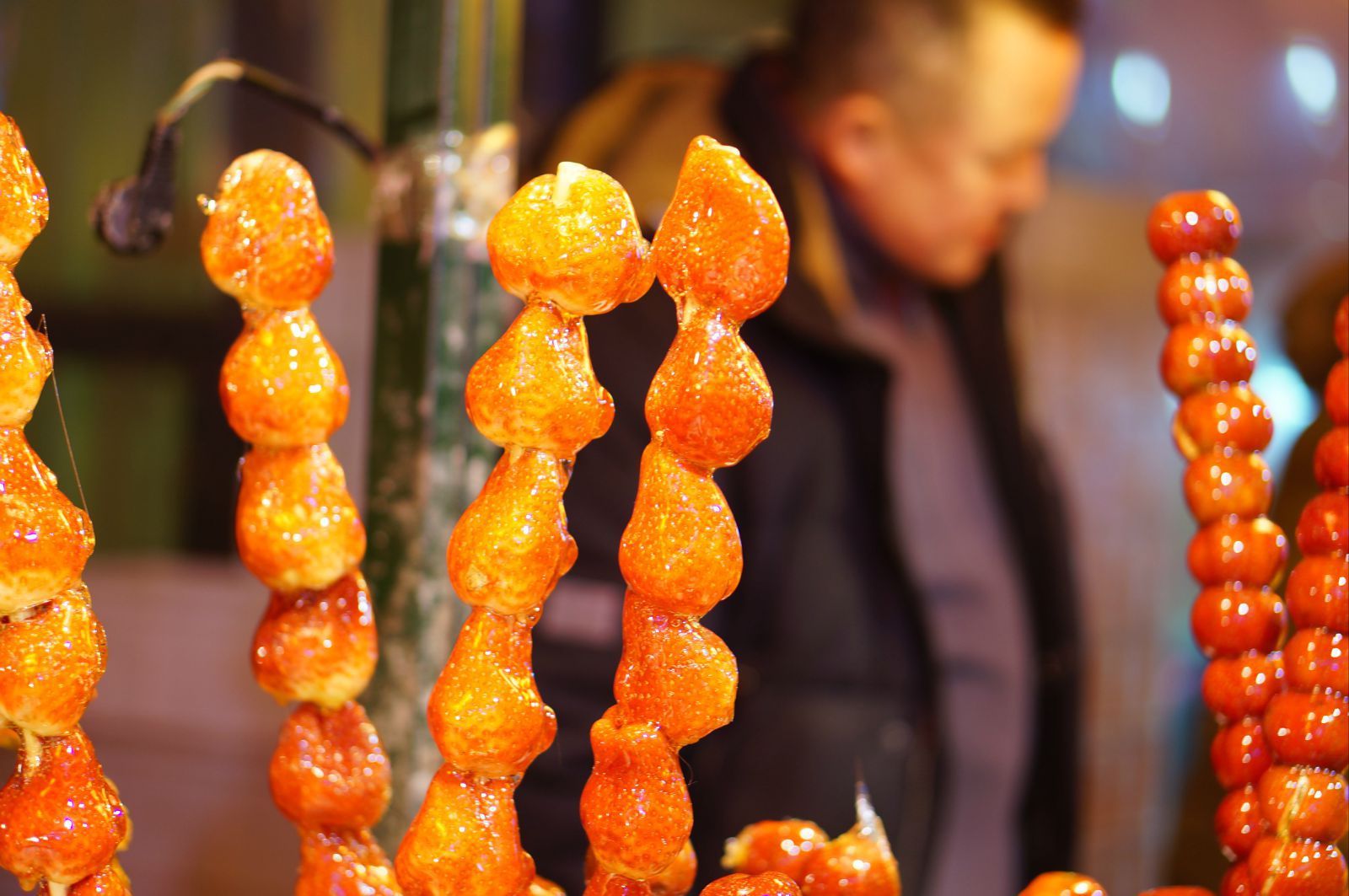 马迭尔附近有好多好大好漂亮的糖葫芦,这个大草莓都几乎有我的手掌