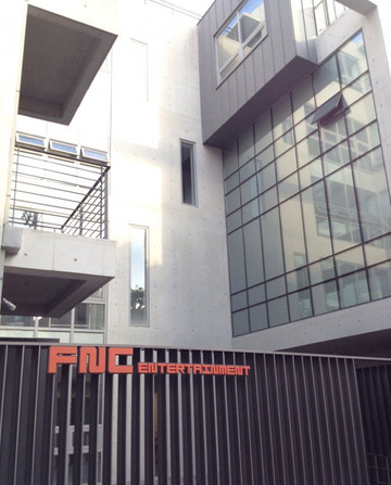 探访韩国的经纪公司和观览韩国"涂鸦秀hero"全新的视觉之旅