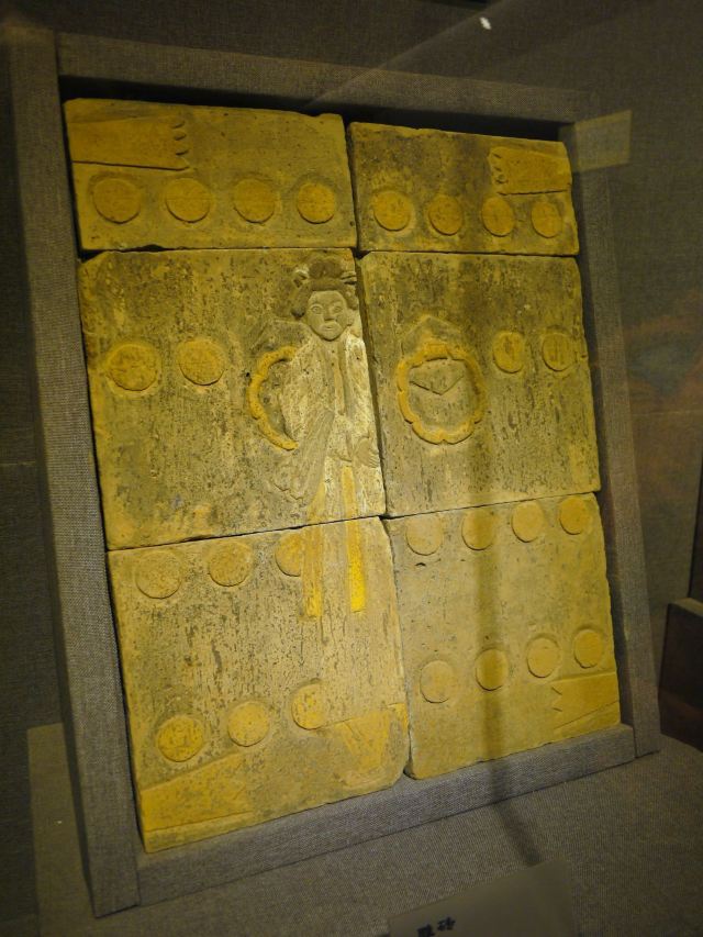 墓室砖雕,妇人叩门图 洛阳古墓博物馆