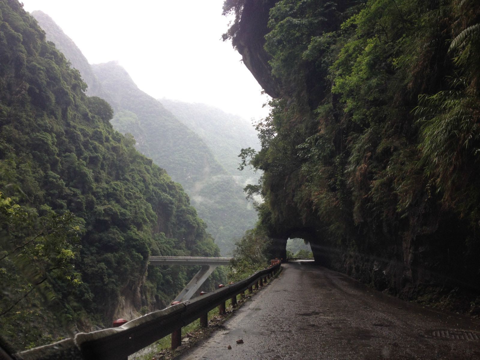 雨天開車走山路,真是有些驚險. 太魯閣國家公園