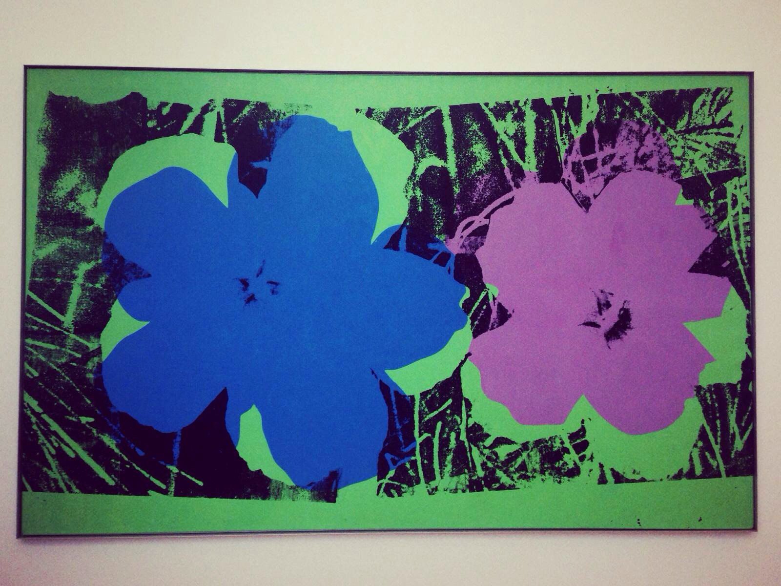 前两天刚说没看过安迪沃霍尔大幅丝网版画的花,没想到在这又一张.