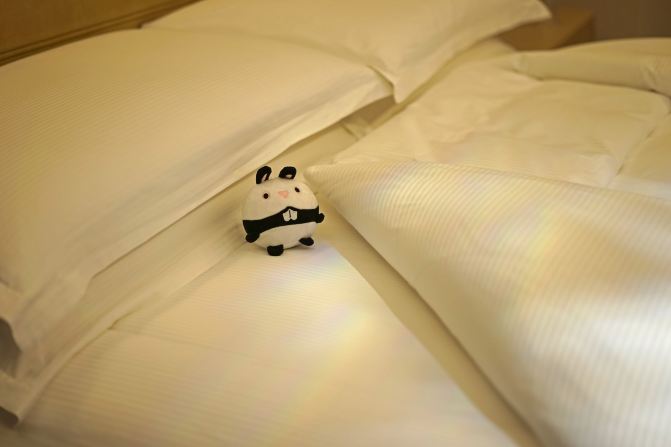 酒店的夜床小礼物,萌萌哒的熊猫兔,听说是酒店总经理设计的,好可爱