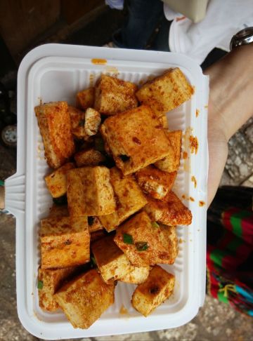 吃个豆腐,味道真不错.:) 丽江古城