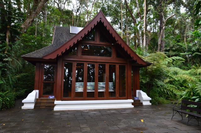 這裡原本是皇后搭建的高山茅草屋,後來被大雨沖毀後原地重建了一個