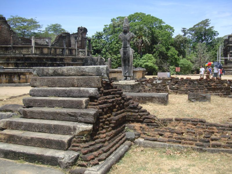 世纪,在十三世纪印度人人侵斯国时所毁,虽只剩一片颓垣,仍有石柱林立