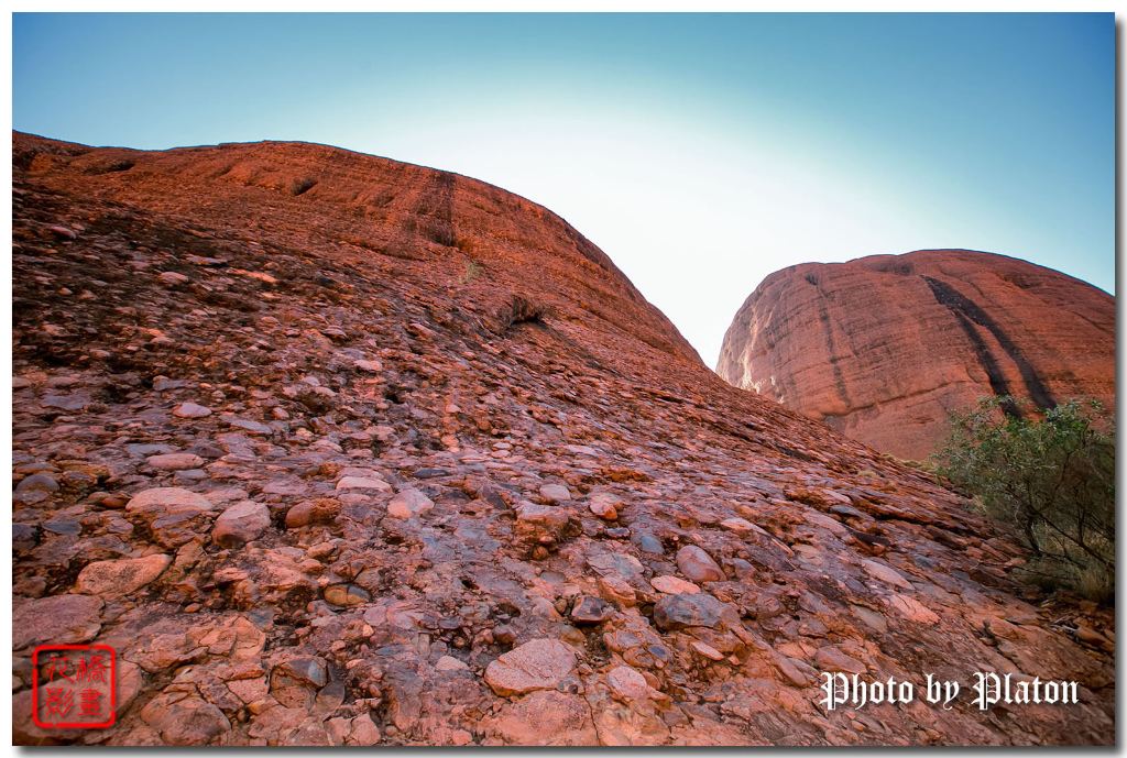 澳大利亚艾尔斯岩石(ayers rock)的乌鲁鲁-卡塔丘塔国家公园自由,自驾