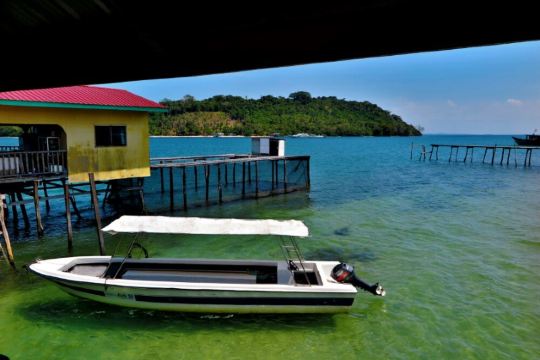 开往邦吉岛的船并没有坐满,不过也有不少人了.