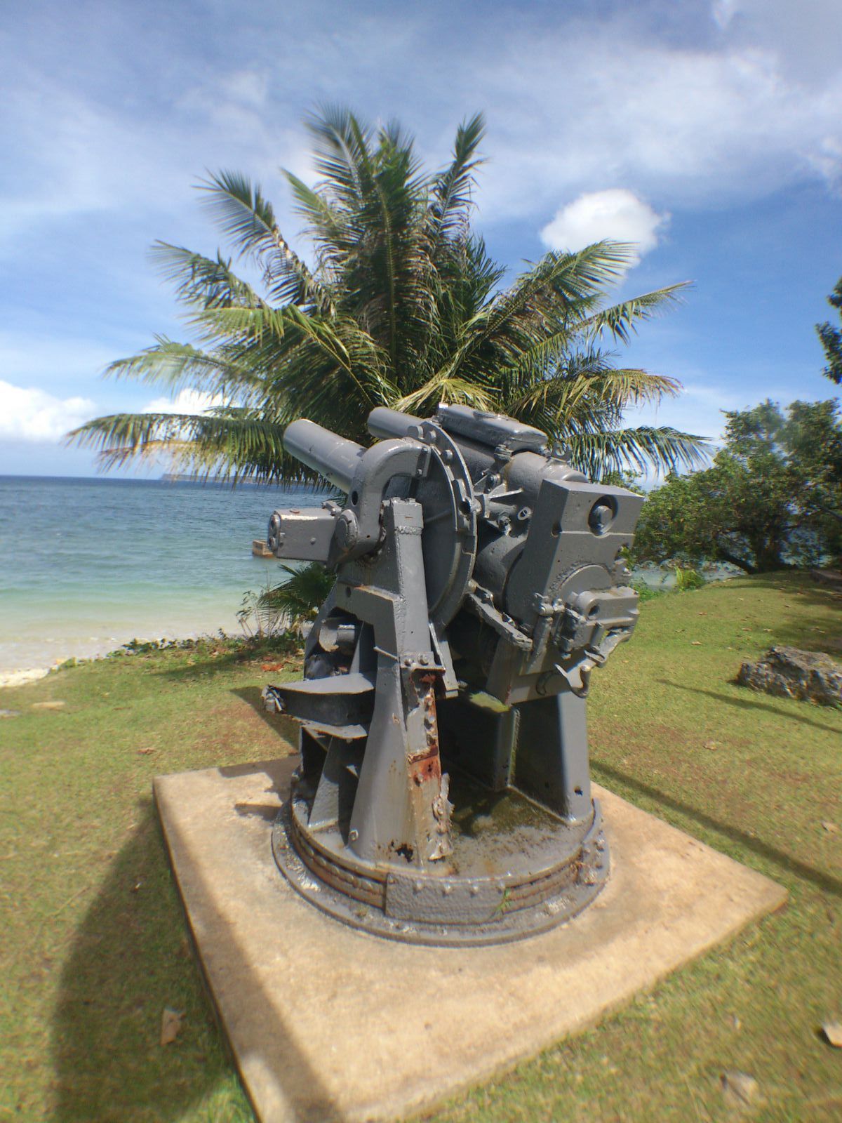 还带蝴蝶骨 关岛 相比塞班岛漫山遍野的日本防御工事海岸炮,关岛开个