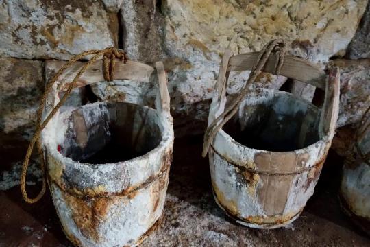 用来挑卤水的水桶,桶上盐渍斑斑. 石羊盐文化博物馆