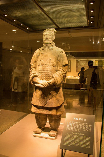 高级军吏俑 俗称"将军俑" 目前已出土七件 是秦俑坑中级别最高的陶俑