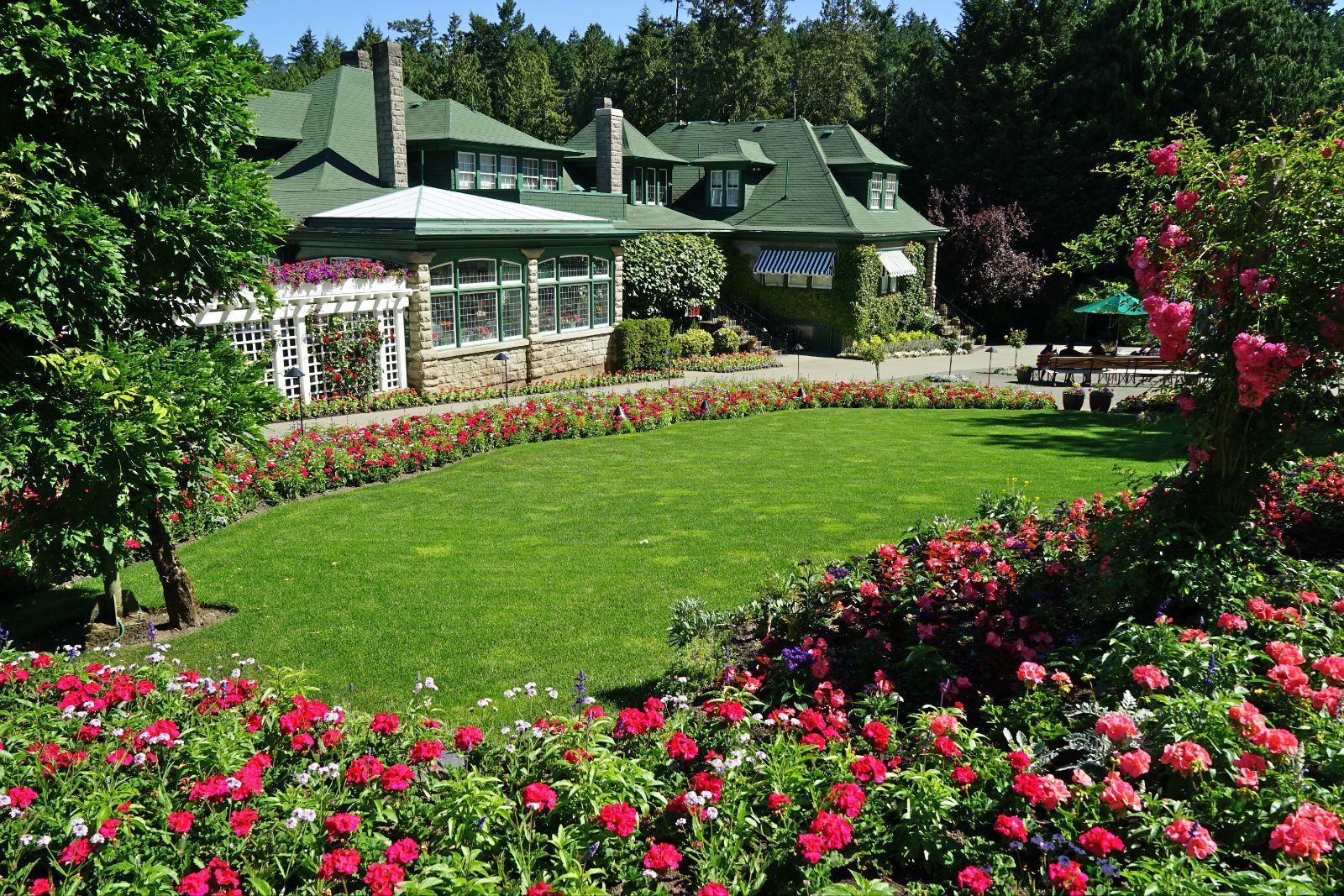 花园内不仅四季鲜花绽放,其庭园造景更是堪称园林的一个典范.