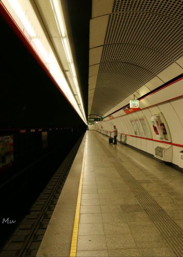 这大白天的地铁里甚至都让人感觉阴森森的~ 维也纳城市公园