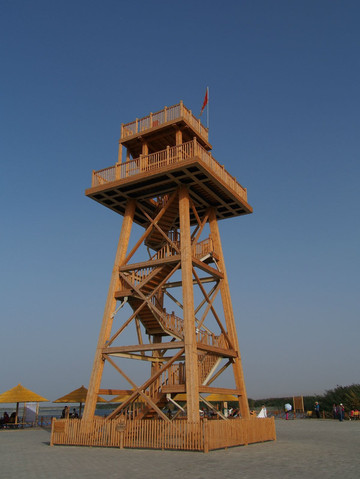            古色古香的木质观景台