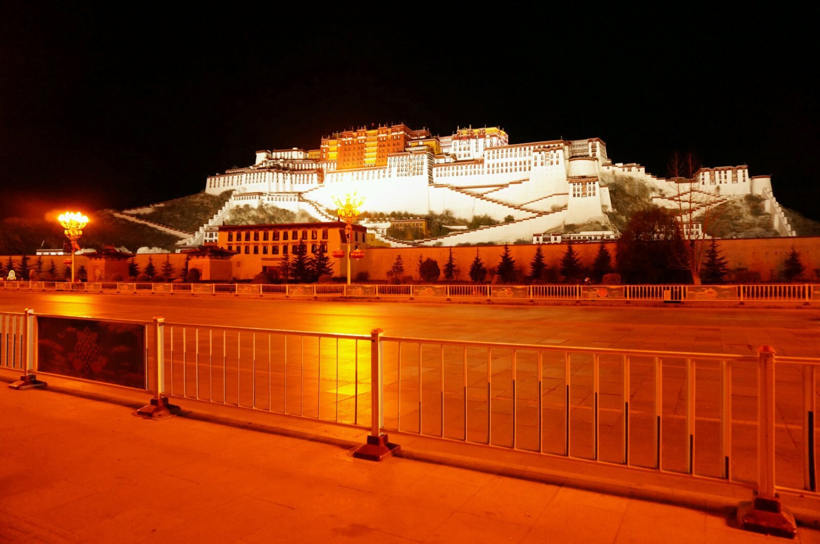 布宫夜景 布达拉宫广场