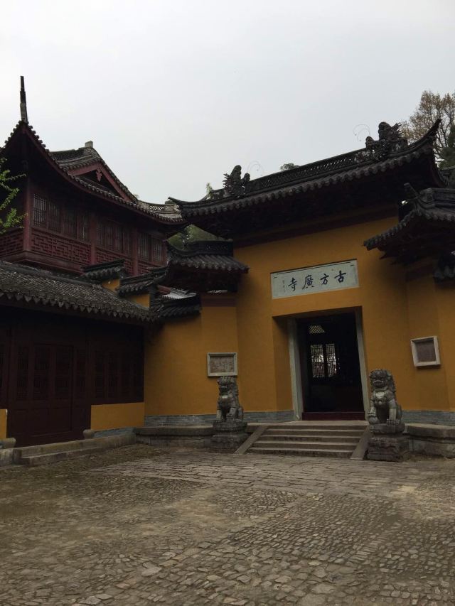举世闻名的佛教五百罗汉道场一一古方广寺,为全国重点寺院.