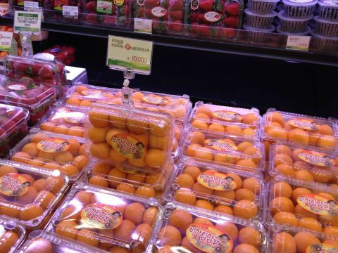 新村附近超市中的水果,真心不便宜,但味道好极了. 新村大学街