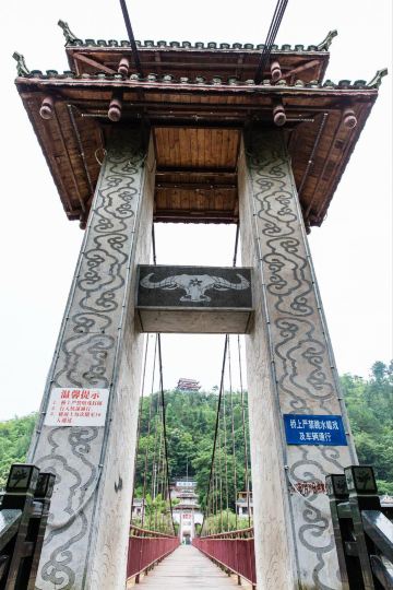 走过平舟河上这条长长的吊桥即可到对面山顶的观景台. 平塘
