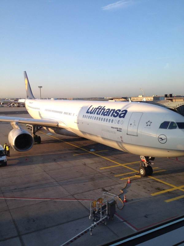 应该就是我们的转机飞机了,汉莎航空的 airbus a330-300 法兰克福国际