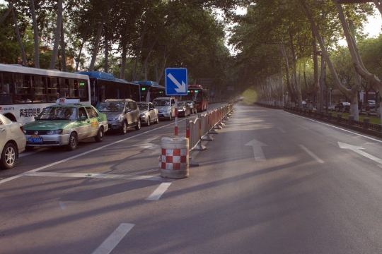 洛阳城市不大,但还是很汽车的,这些汽车都在中州大道上井然有序地行走