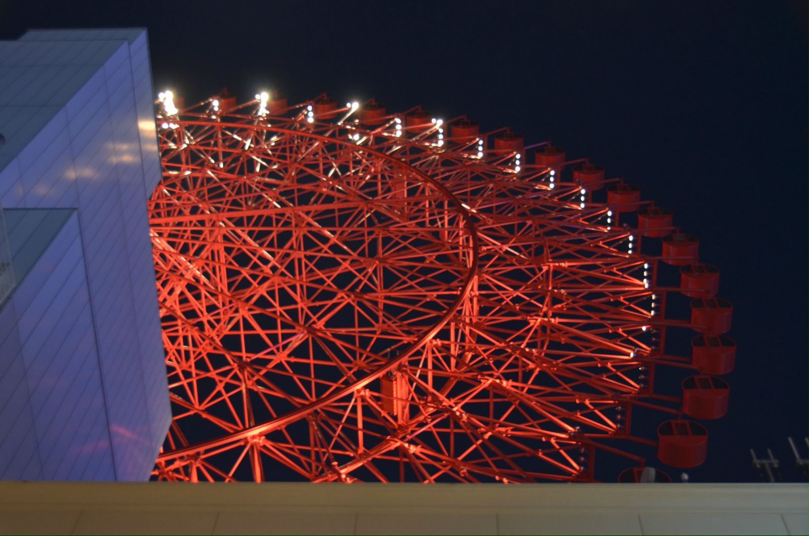 灯光照耀下的红色摩天轮在夜晚显得格外耀眼 大阪hep five摩天轮