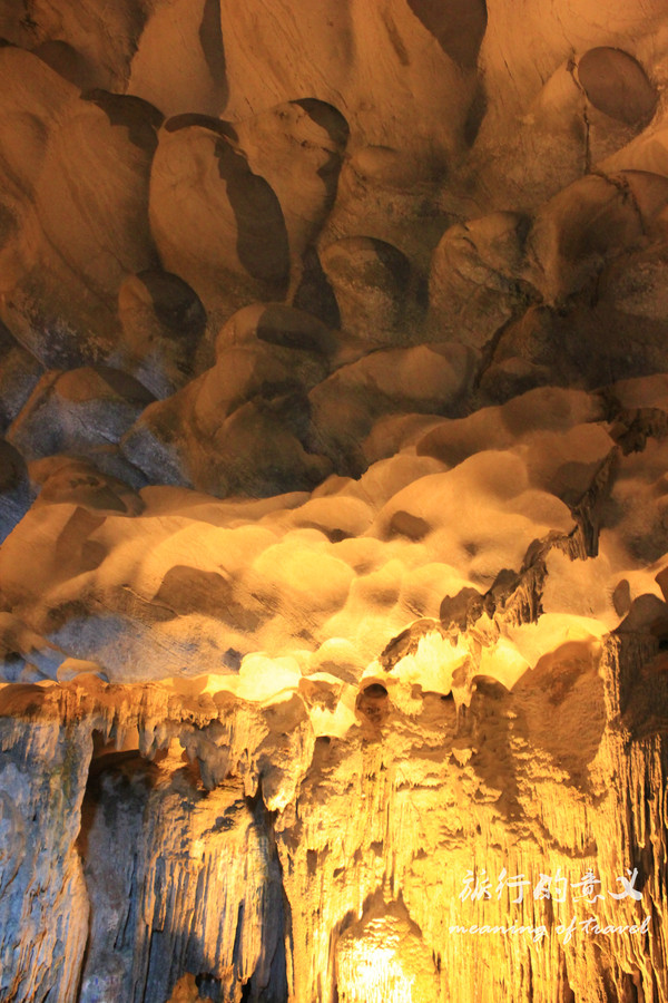 这个溶洞呢,不似大陆的那些溶洞有那么多钟乳石.但是有它自身的特点.
